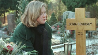 Tanja (Sybille Waury) trauert an Sonias Grab.
