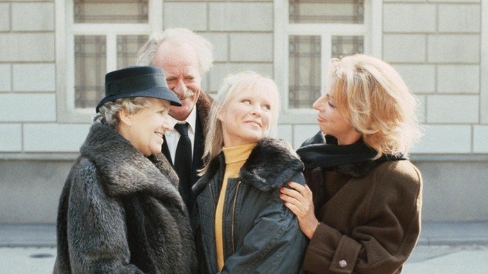 Tanja (Sybille Waury, 2.v.r.) ist zurück von Gomera. Gottlieb (Fritz Bachschmidt), Lydia (Tilli Breidenbach) und Berta (Ute Mora, rechts) begrüßen sie freudig.