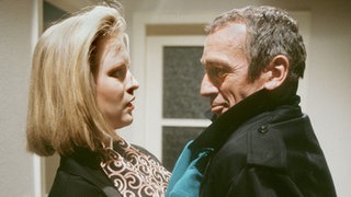 Tanja (Sybille Waury) wird von einem ihrer früheren Kunden (Jim Kain) belästigt.