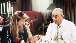 Tanja (Sybille Waury) zeigt großes Interesse an Dr. Dresslers (Ludwig Haas) Haus in Percha.
