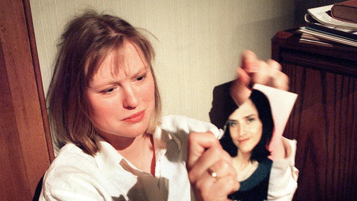 Tanja (Sybille Waury) zerreißt Fotos