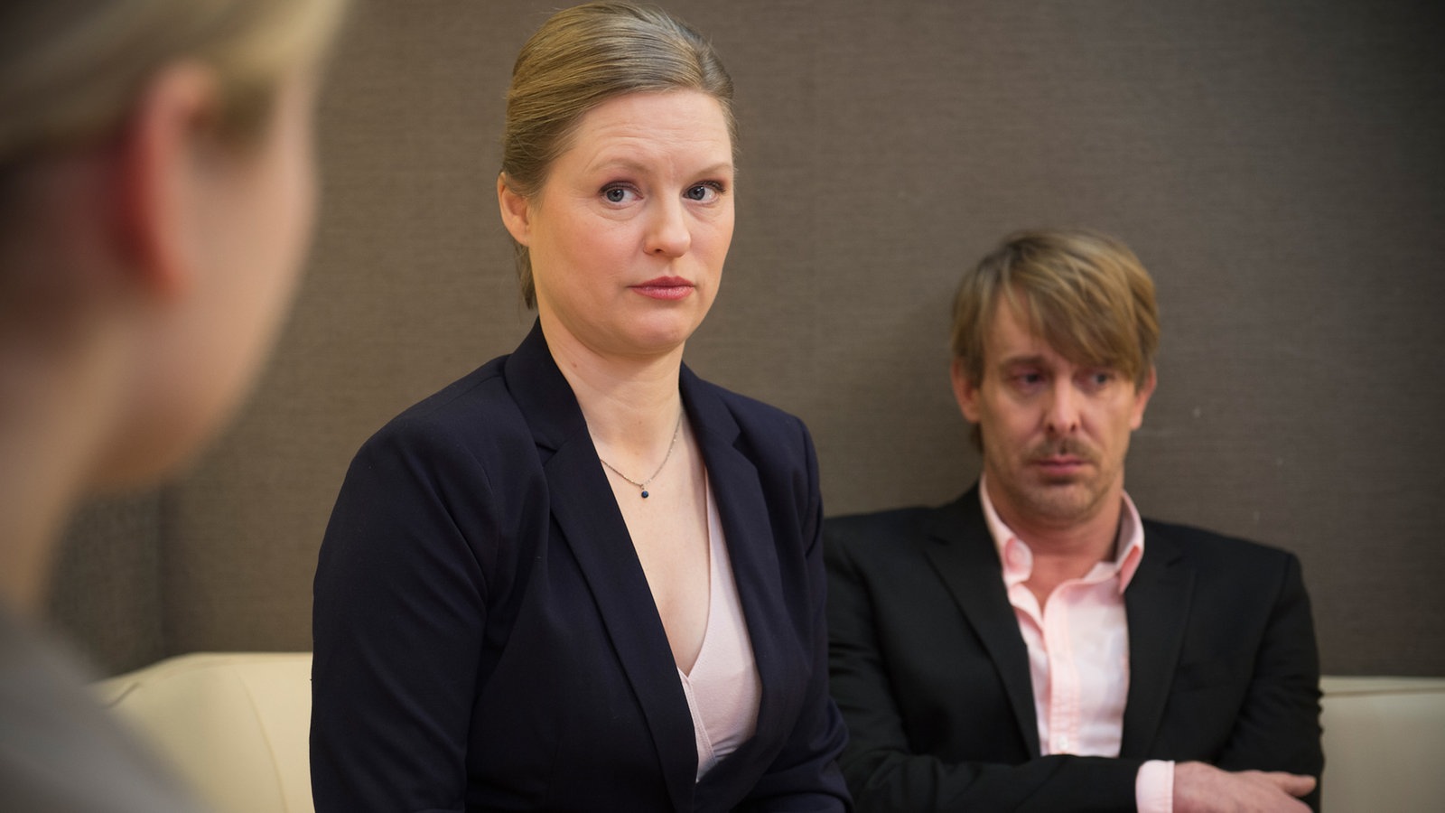 Tanja teilt Lea den Salonverkauf mit