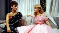 Tanja trägt ein pinkes 50er Jahre Kleid und Henny trägt ein schlichtes schwarzes Kleid