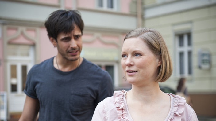 Tanja und der Biker stehen auf der Lindenstraße