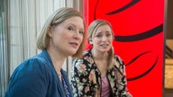 Tanja und Lea beratschlagen