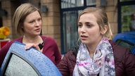 Tanja und Lea reden vor dem Friseursalon