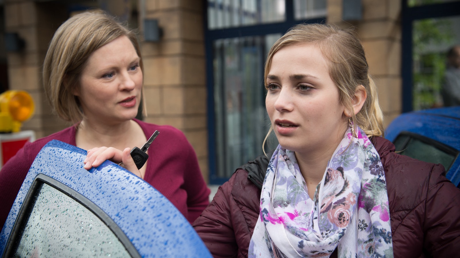Tanja und Lea reden vor dem Friseursalon