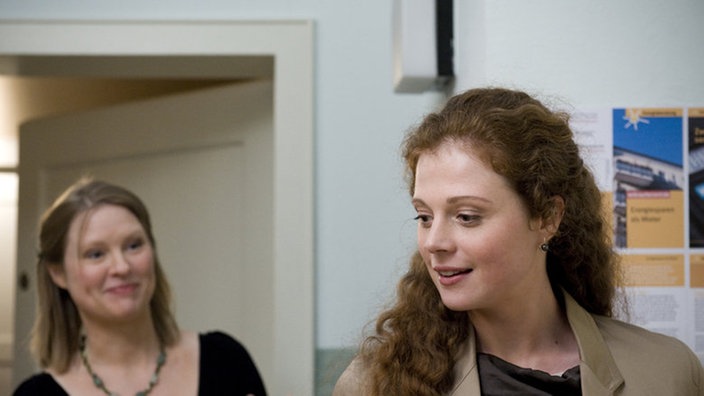 Tanja und Nastya stehn im Hausflur