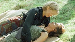 Tanja und Sonia liegen auf einer Wiese