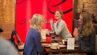 Tanja wartet im Cafe George
