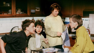 Temperamentvolles Frühstück bei Beimers.(v.l.: Christian Kahrmann, Brigitte Annessy und Marie-Luise Marjan)
