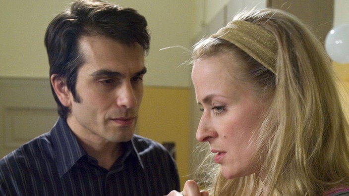 Tiefe Kluft: Zwischen Sandra (Jennifer Steffens) und Vasily (Hermes Hodolides) kriselt es gewaltig.