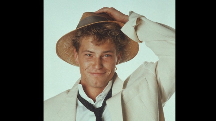 Til Schweiger trägt einen Hut und eine Krawatte