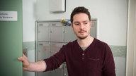 Timo hält die Aufzugstür auf