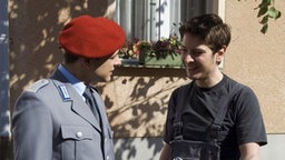 Timo (Michael Baral, rechts) freundet sich mit Enzo (Toni Snetberger) an – nicht ohne Hintergedanken: Enzo ist eine Schlüsselfigur für Timos Anschlagspläne.