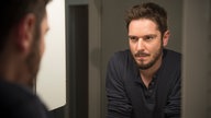 Timo schaut düster in den Spiegel