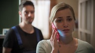 Timo schaut zur telefonierenden Lea