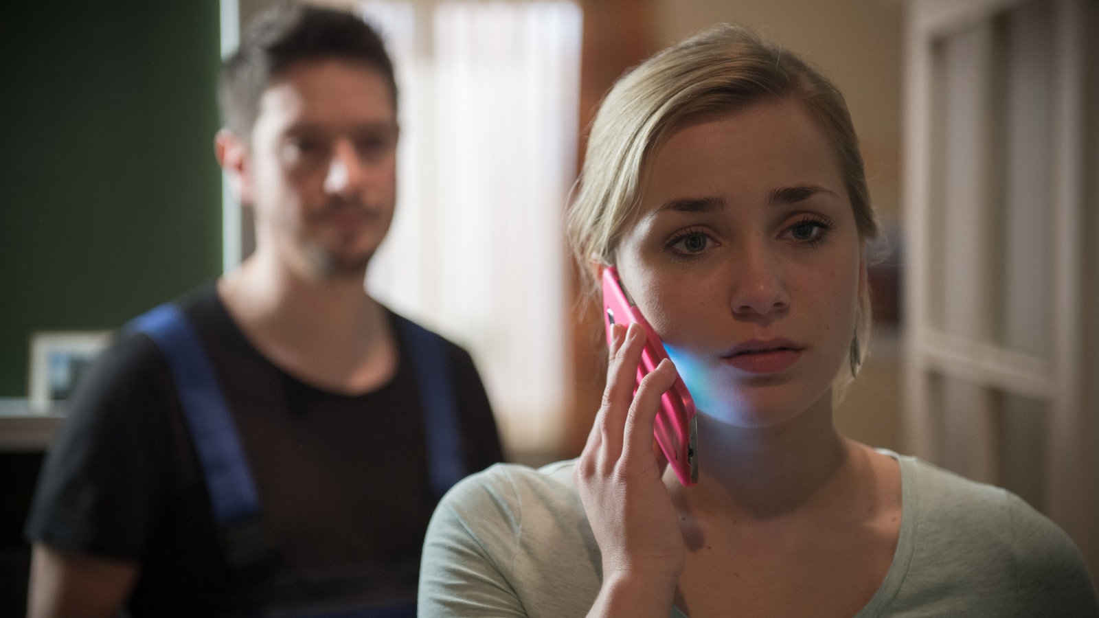 Timo schaut zur telefonierenden Lea