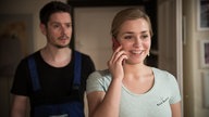 Timo schaut zur telefonierenden Lea