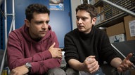 Timo und Enzo unterhalten sich in der Werkstatt