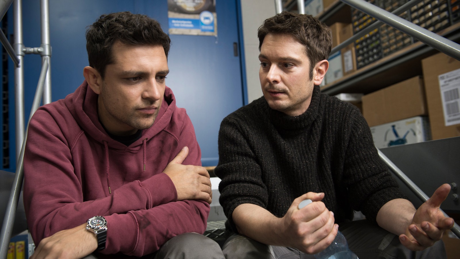 Timo und Enzo unterhalten sich in der Werkstatt