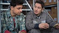 Timo und Enzo unterhalten sich in der Werkstatt