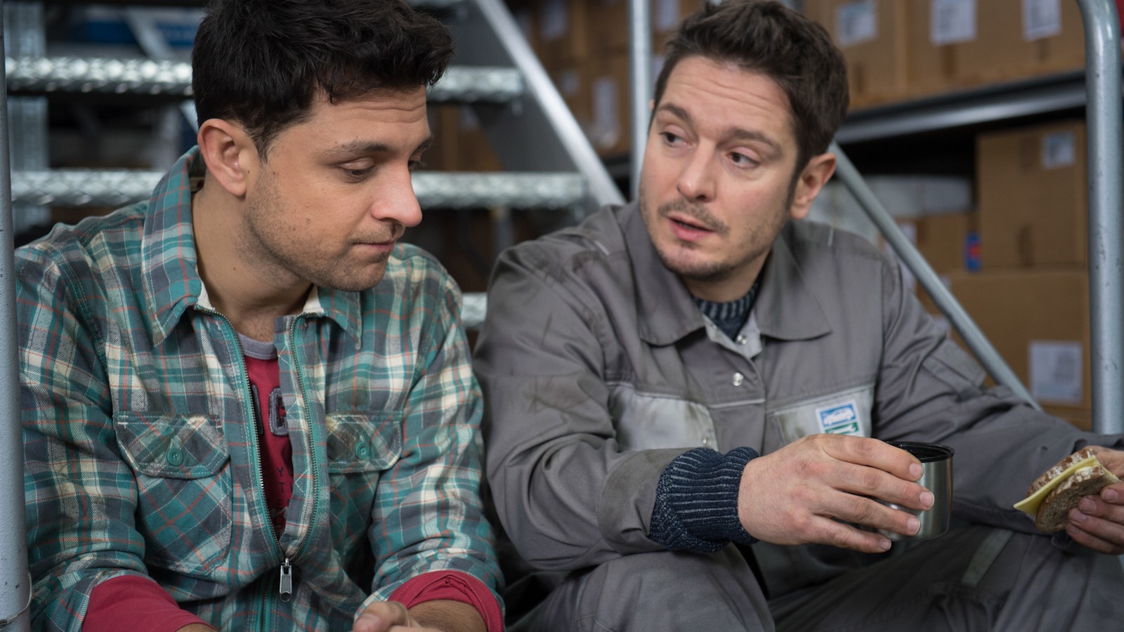 Timo und Enzo unterhalten sich in der Werkstatt