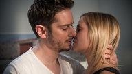 Timo und Lea küssen sich