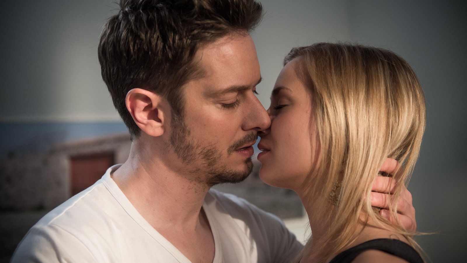 Timo und Lea küssen sich