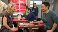 Timo und Lea unterhalten sich im Café George