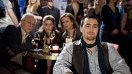 Tom besucht mit seiner Familie seine Freundin Kitty im Club "Schneerot"