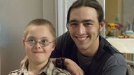 Tom mit Mürfel auf einem Familienfoto