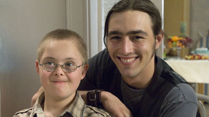 Tom mit Mürfel auf einem Familienfoto