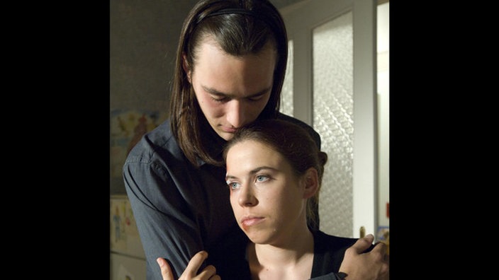 Tom tröstet seine Schwester Sarah