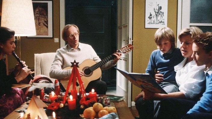 Tradition im Hause Beimer: das gemeinsame Musizieren unterm Weihnachtsbaum (v.l.: Ina Bleiweiß, Joachim Hermann Luger, Moritz A. Sachs, Marie-Luise Marjan, Christian Kahrmann).