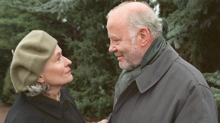 Traube (Joost Siedhoff) bittet Wanda (Maria Wachowiak), möglichst bald zu ihm zu ziehen.