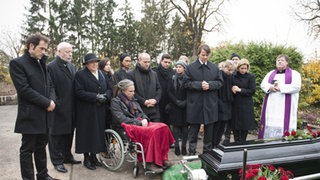 Trauergemeinde bei Josis Beerdigung