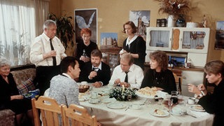 Traurige Kaffeetafel in der Wohngemeinschaft: Benno wurde beerdigt. Gabi  (Andrea Spatzek, rechts) kann es noch nicht fassen.