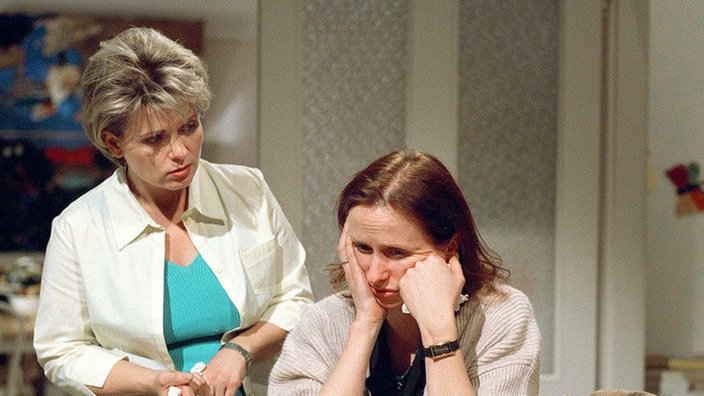 Trost unter Cousinen: Gabi (Andrea Spatzek, links) versucht Anna (Irene Fischer) aufzumuntern. Der wächst die Familie langsam über den Kopf.