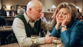 Trost von ungewohnter Seite: Erich (Bill Mockridge) kümmert sich um Helga (Marie-Luise Marjan), die völlig erschöpft von ihrer Indienreise zurück gekehrt ist.