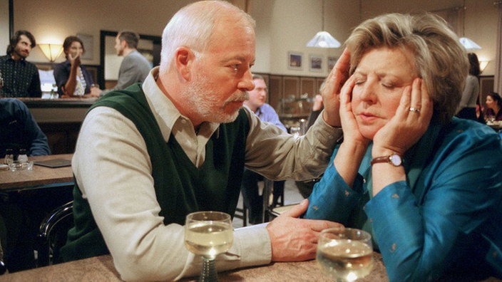 Trost von ungewohnter Seite: Erich (Bill Mockridge) kümmert sich um Helga (Marie-Luise Marjan), die völlig erschöpft von ihrer Indienreise zurück gekehrt ist.