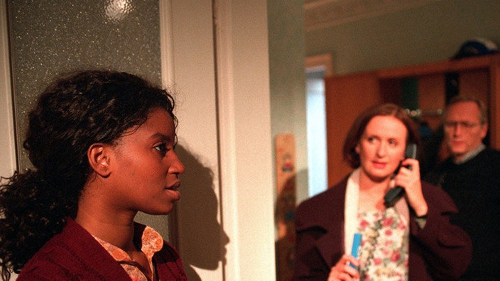 Trotz Marys (Liz Baffoe, links) Hilfe, geht's bei Anna (Irene Fischer) und Hans (Joachim Hermann Luger) mal wieder stressig zu.