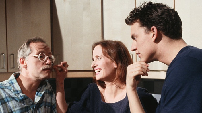 Trotz Umzugsstress bleibt Zeit zum Reden. (V.l.: Joachim Hermann Luger, Irene Fischer, Christian Kahrmann)