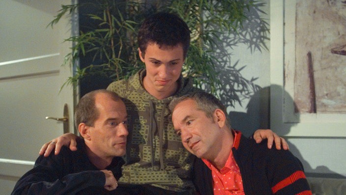 Überraschende Mitteilung für Carsten (Georg Uecker, links) und „Käthe“ (Claus Vinçon, rechts): Felix (Marc-Oliver Moro) will nach Berlin ziehen.