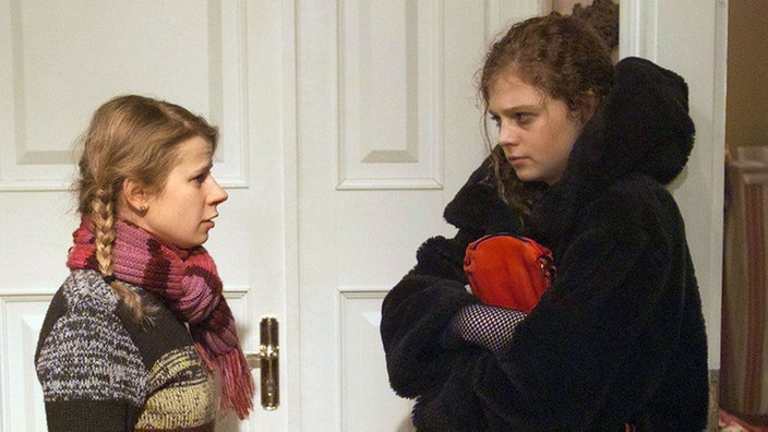 Überraschender Besuch am Abend: Nastya (Anja Antonowicz, rechts) taucht bei Nina (Jacqueline Svilarov) auf und bittet um Unterschlupf.