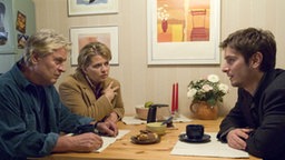 Überraschung für Gabi (Andrea Spatzek) und Andy (Jo Bolling, links): Timo (Michael Baral) taucht nach vielen Jahren in der Lindenstraße auf!