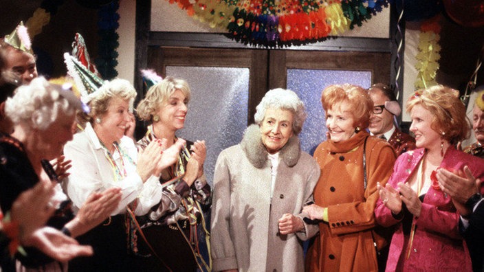 Überraschung: Lydia erscheint zur großen Silvester-Party im "Akropolis" (v.l.: Annemarie Wendl, Ute Mora, Tilli Breidenbach, Anna Teluren, Knut Hinz, Marianne Roggé).