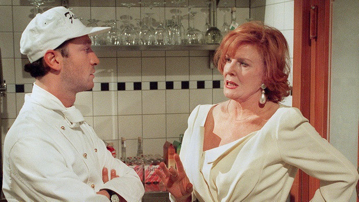 Überzeugungsarbeit: Isolde (Marianne Rogée) möchte unbedingt wieder im "Casarotti" arbeiten..Wird Fausto (Antonio Paradiso) einwilligen?