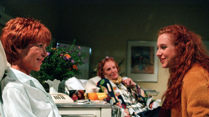 Unangenehm: Iffi (Rebecca Siemoneit-Barum, rechts) kann den Besuch bei der ahnungslosen Eva (Inga Abel) nur schwer ertragen (Mitte: Anna Teluren).