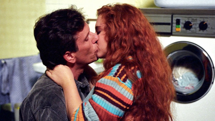 Ungestört liegen sich Kurt (Michael Marwitz) und Iffi (Rebecca Siemoneit-Barum) abends im Waschkeller in den Armen.